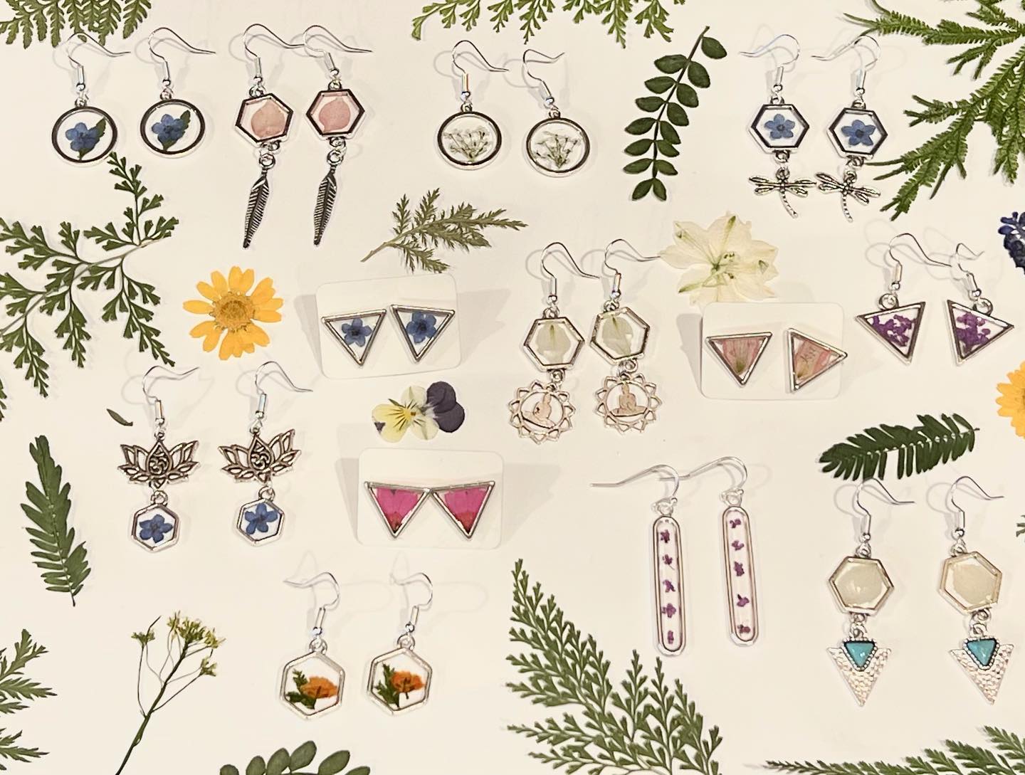 12/7/23 @6:00pm - Resin Jewelry class with Moms Who Make Sht