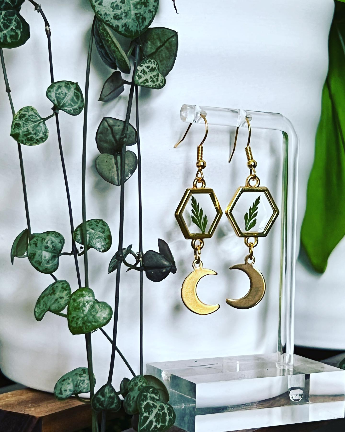 12/7/23 @6:00pm - Resin Jewelry class with Moms Who Make Sht