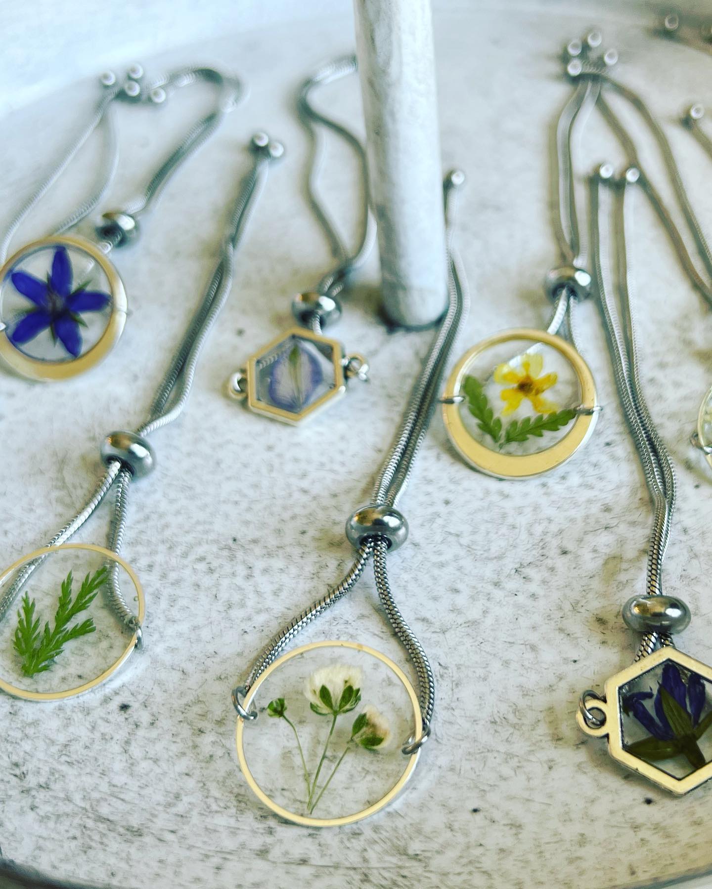 12/7/23 @6:00pm - Resin Jewelry class with Moms Who Make Sht