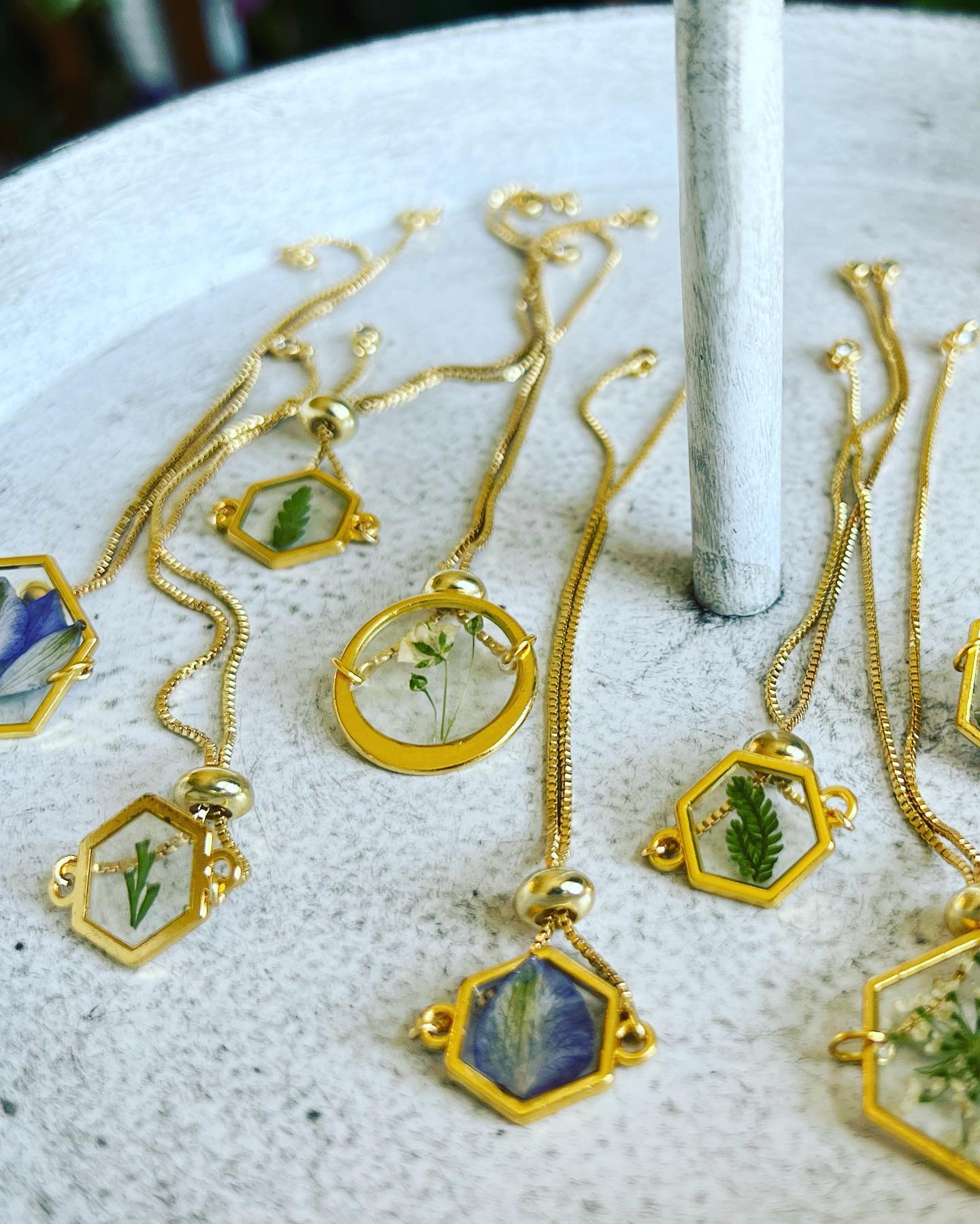 12/7/23 @6:00pm - Resin Jewelry class with Moms Who Make Sht