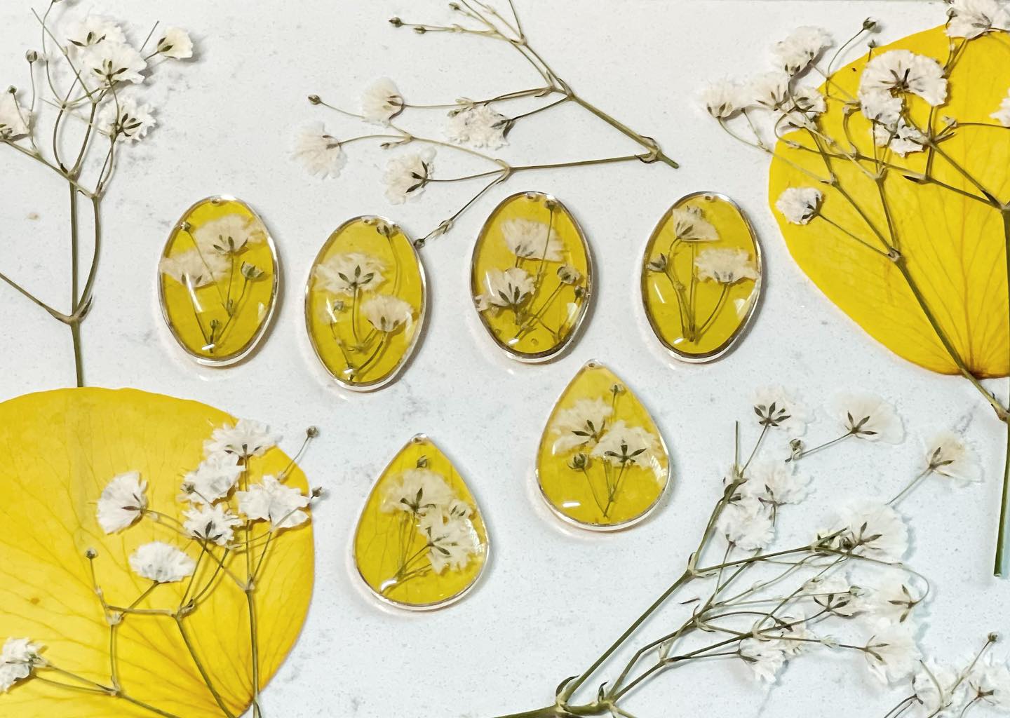 12/7/23 @6:00pm - Resin Jewelry class with Moms Who Make Sht