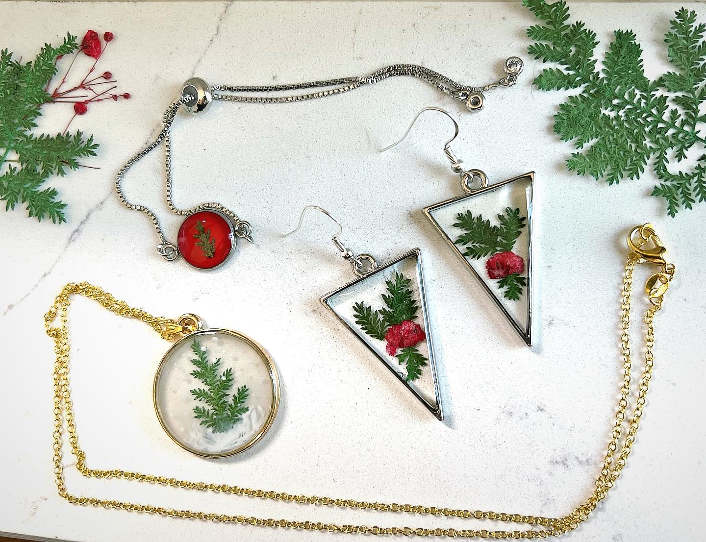 12/7/23 @6:00pm - Resin Jewelry class with Moms Who Make Sht
