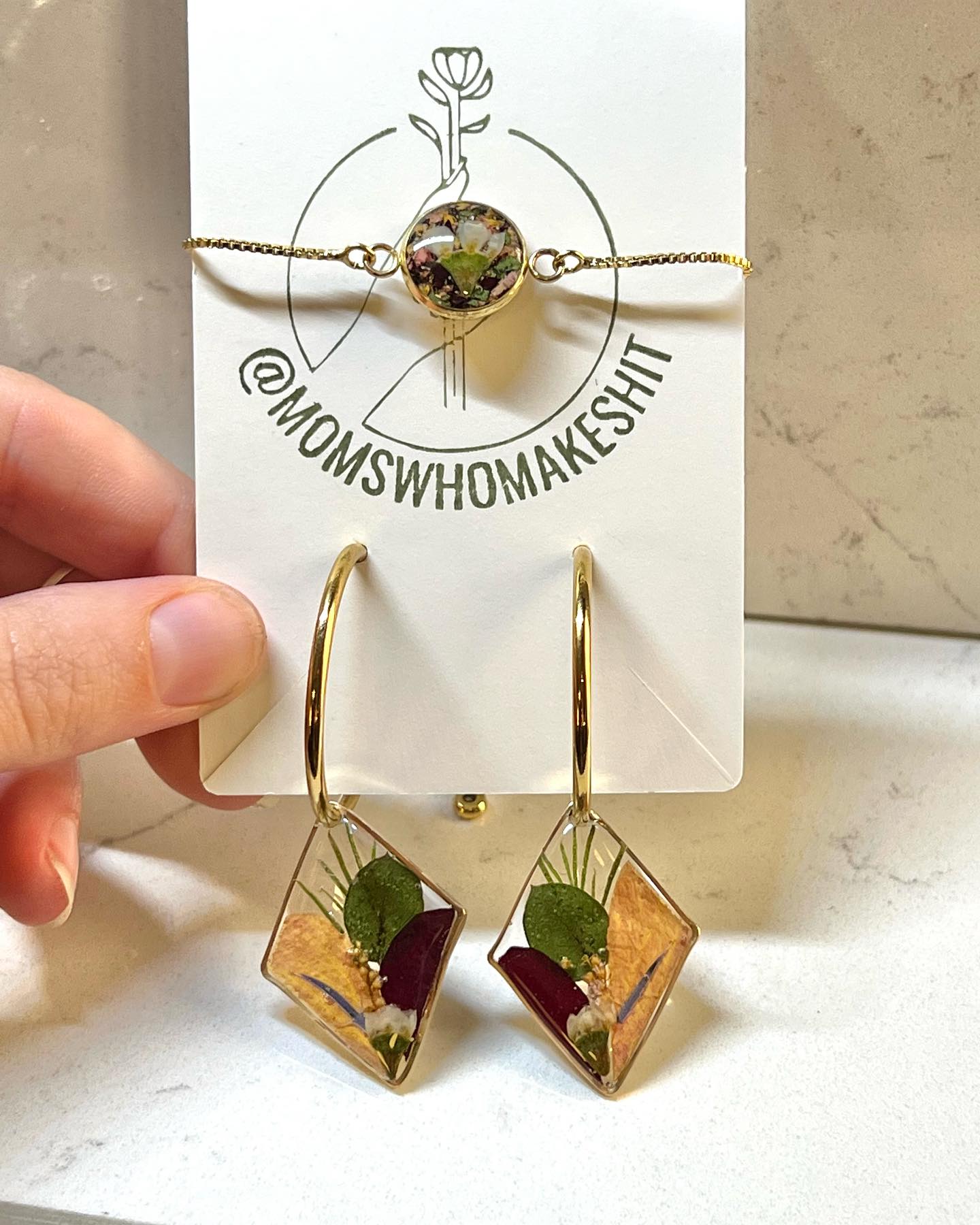 12/7/23 @6:00pm - Resin Jewelry class with Moms Who Make Sht